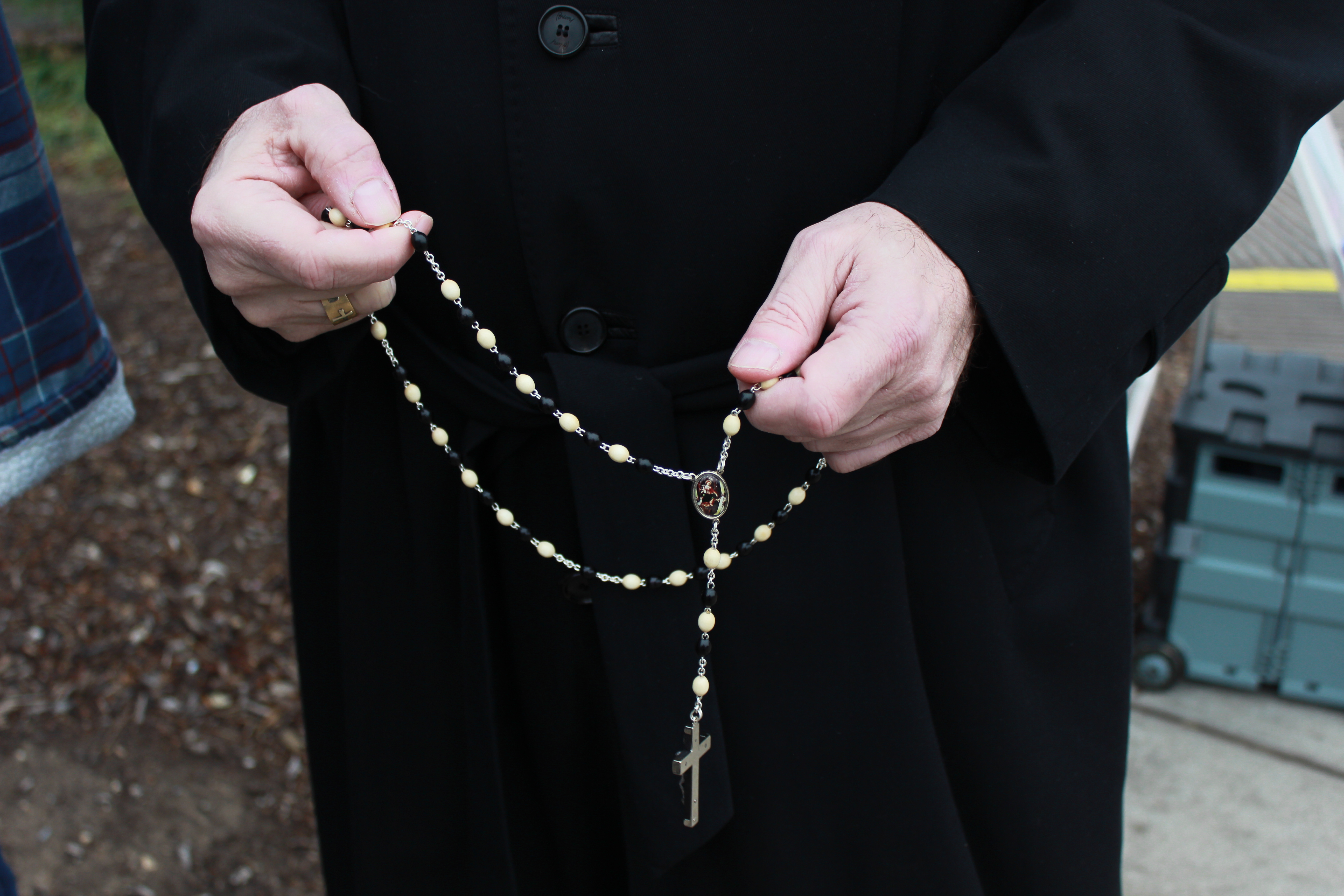 praying the rosary outside an abortion facility